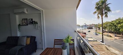 Phaedrus Living: Seaside Executive Flat Harbour 206