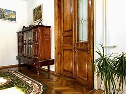 Unique Old Town Home 2min to Beach & Harbour