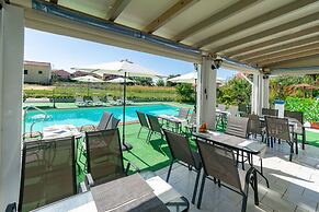 Akis Villa Studios & Apartments with Pool