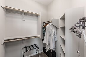 Luxury King -TPC Shops Dining Close S200