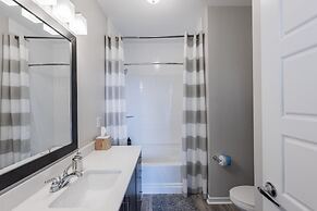 Luxury King -TPC Shops Dining Close S200