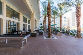 Luxury King -TPC Shops Dining Close S200