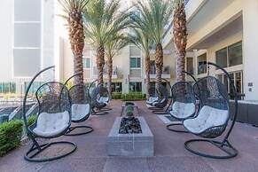 Luxury King -TPC Shops Dining Close S200