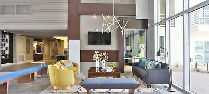 Luxury King -TPC Shops Dining Close S200