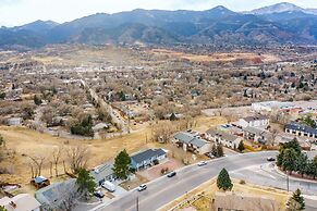 2BR Pikes Peak Views Garden of Gods Dog-friendly!