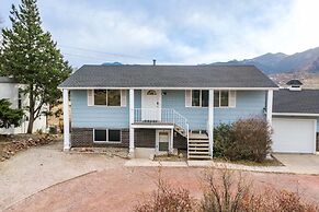 2BR Pikes Peak Views Garden of Gods Dog-friendly!