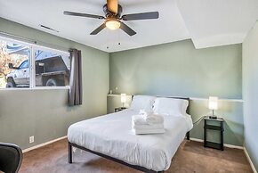 2BR Pikes Peak Views Garden of Gods Dog-friendly!