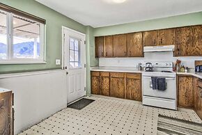 2BR Pikes Peak Views Garden of Gods Dog-friendly!