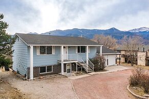 2BR Pikes Peak Views Garden of Gods Dog-friendly!