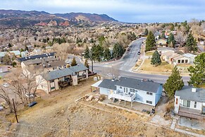 2BR Pikes Peak Views Garden of Gods Dog-friendly!