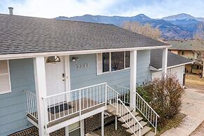 2BR Pikes Peak Views Garden of Gods Dog-friendly!