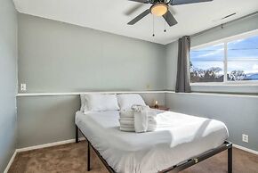 2BR Pikes Peak Views Garden of Gods Dog-friendly!