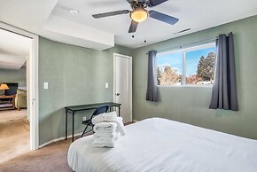 2BR Pikes Peak Views Garden of Gods Dog-friendly!