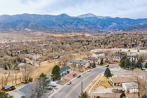 2BR Pikes Peak Views Garden of Gods Dog-friendly!