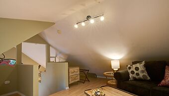 2BD Chic Cottage Mtns Walk Everywhere