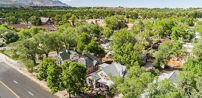 2BD Chic Cottage Mtns Walk Everywhere