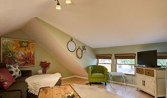 2BD Chic Cottage Mtns Walk Everywhere