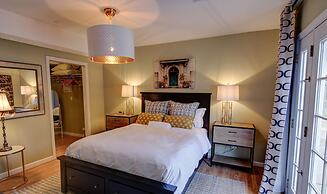 2BD Chic Cottage Mtns Walk Everywhere