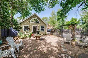 2BD Chic Cottage Mtns Walk Everywhere