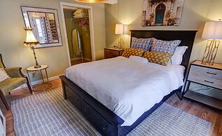 2BD Chic Cottage Mtns Walk Everywhere