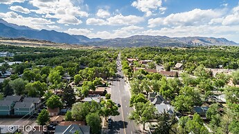 2BD Chic Cottage Mtns Walk Everywhere