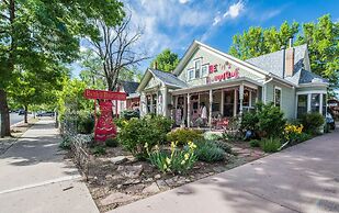 2BD Chic Cottage Mtns Walk Everywhere