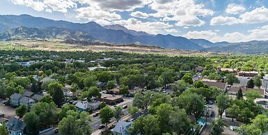 2BD Chic Cottage Mtns Walk Everywhere