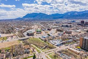 3BD Downtown Modern Victorian W/hot Tub, Park & Lake!