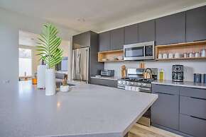 3BD Downtown Modern Victorian W/hot Tub, Park & Lake!