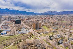 3BD Downtown Modern Victorian W/hot Tub, Park & Lake!