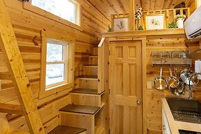 Tiny House! Hot Tub! Pikes Peak & AC