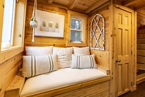 Tiny House! Hot Tub! Pikes Peak & AC