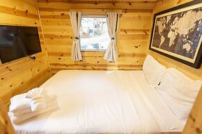 Tiny House! Hot Tub! Pikes Peak & AC