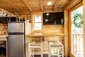 Tiny House! Hot Tub! Pikes Peak & AC