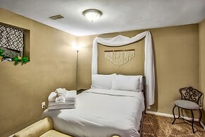 4 BR Country Home In Suburbs W/trails & Parks