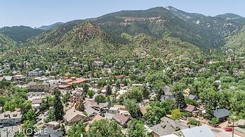 3BR Manitou Springs2min to Restaurants W/hot Tub!