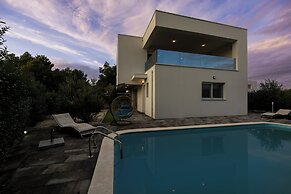 Amazing Pool Villa Nika