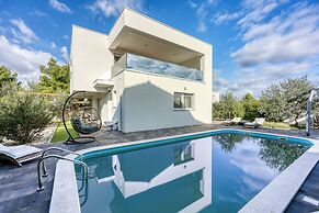 Amazing Pool Villa Nika