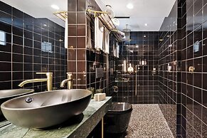 Skylark, Aluma Hotel & Resort
