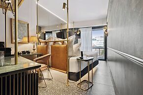 Skylark, Aluma Hotel & Resort