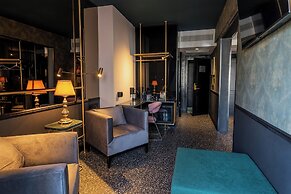 Skylark, Aluma Hotel & Resort