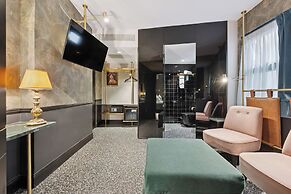 Skylark, Aluma Hotel & Resort