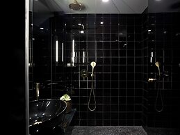 Skylark, Aluma Hotel & Resort