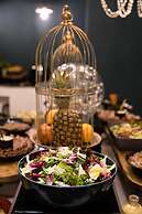 Skylark, Aluma Hotel & Resort