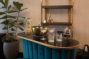 Skylark, Aluma Hotel & Resort