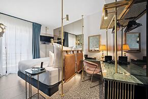 Skylark, Aluma Hotel & Resort