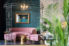 Skylark, Aluma Hotel & Resort