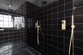 Skylark, Aluma Hotel & Resort