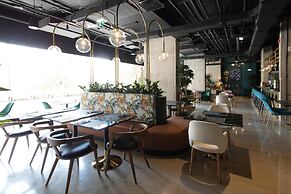 Skylark, Aluma Hotel & Resort