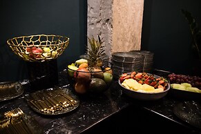 Skylark, Aluma Hotel & Resort